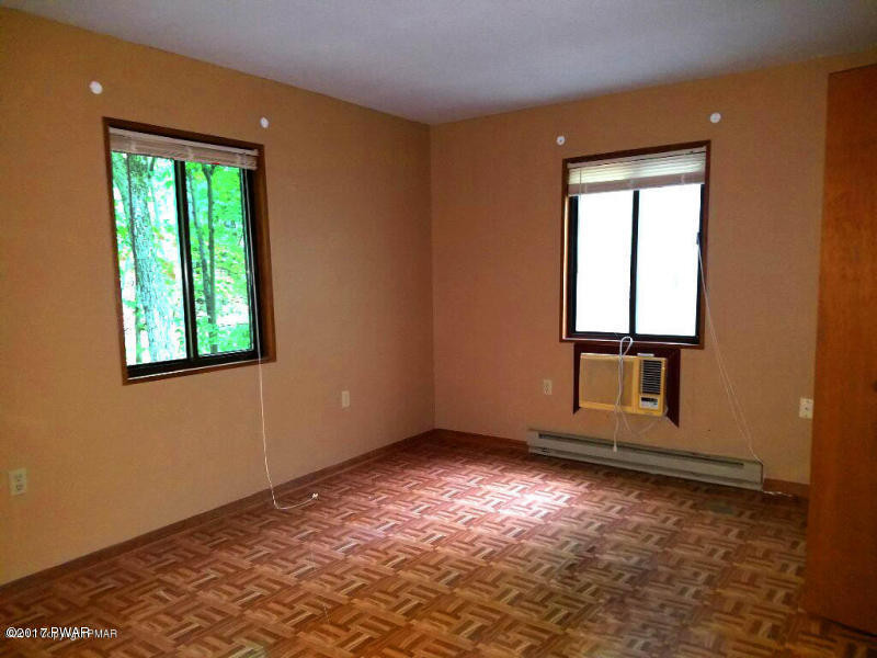 16 Pheasant Run Bushkill, PA 18324 - Photo 8 of 11 an empty room with windows