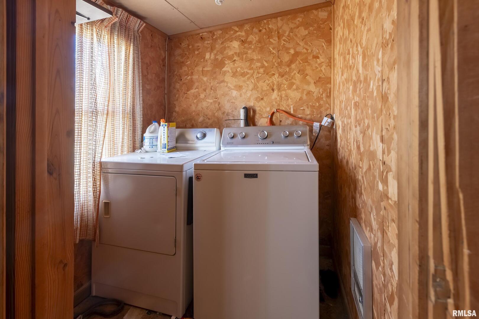 211 West Bryan Street Herrin, IL 62948 - Photo 11 of 14 a utility room with dryer and washer