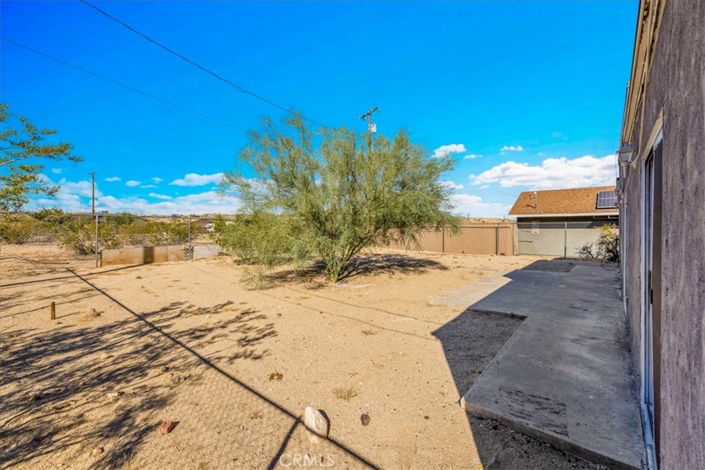 6686 Mojave Avenue Twentynine Palms, CA 92277 - Photo 28 of 41 a view of a backyard of the house