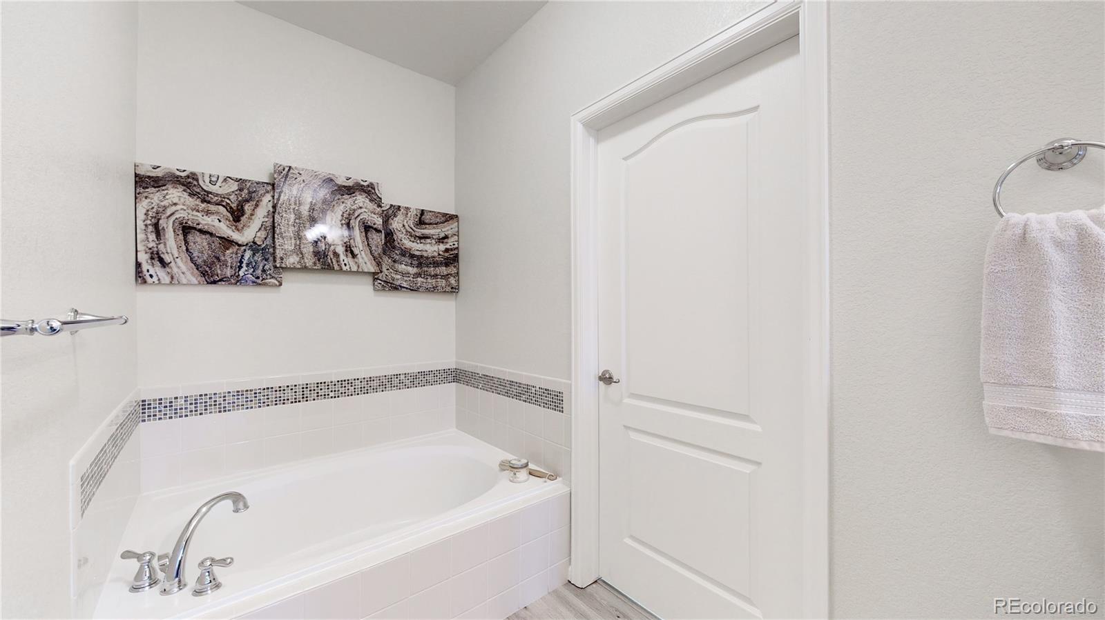 11331 Xavier Drive, Unit 103 Westminster, CO 80031 - Photo 22 of 30 a bathroom with a bathtub