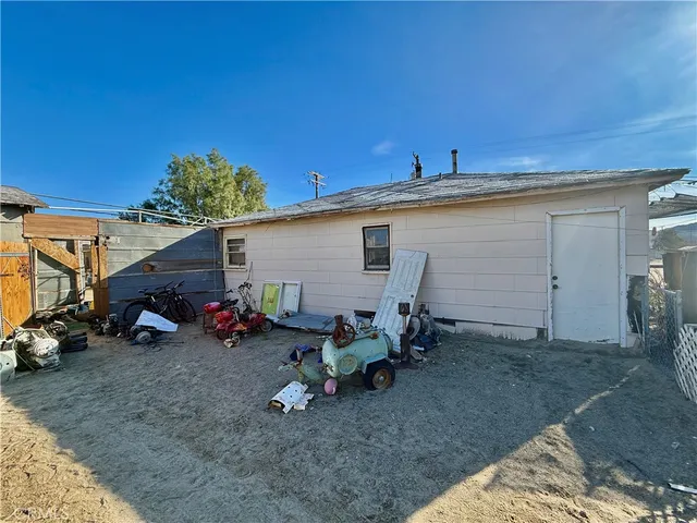 a view of a back yard of the house