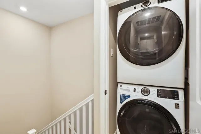 a close up view of a washer and dryer