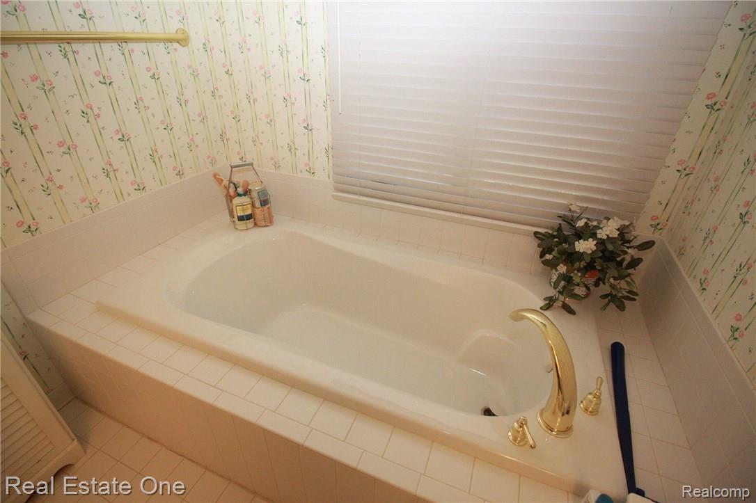 3829 Beechcrest Road Rochester, MI 48309 - Photo 19 of 44 GARDEN SOAKER TUB
