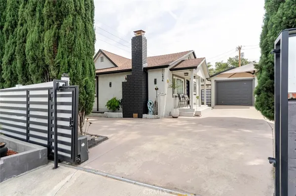 a view of a house with backyard and a tree