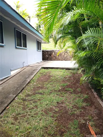 a view of a backyard