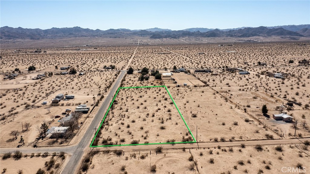 64475 Sun Mesa Road Joshua Tree, CA 92252 - Photo 4 of 9 a view of a yard with wooden fence