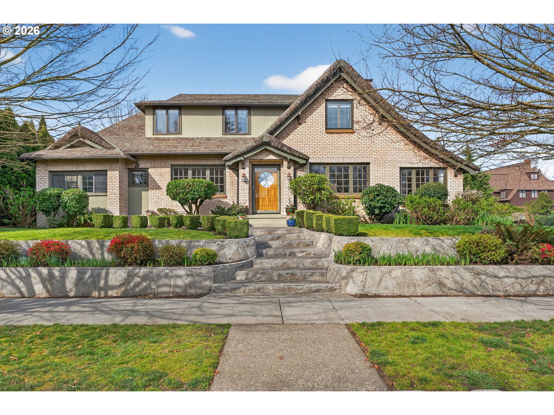 6971 North Vincent Avenue Portland, OR 97217 - Photo 1 of 48 a front view of a house with a yard