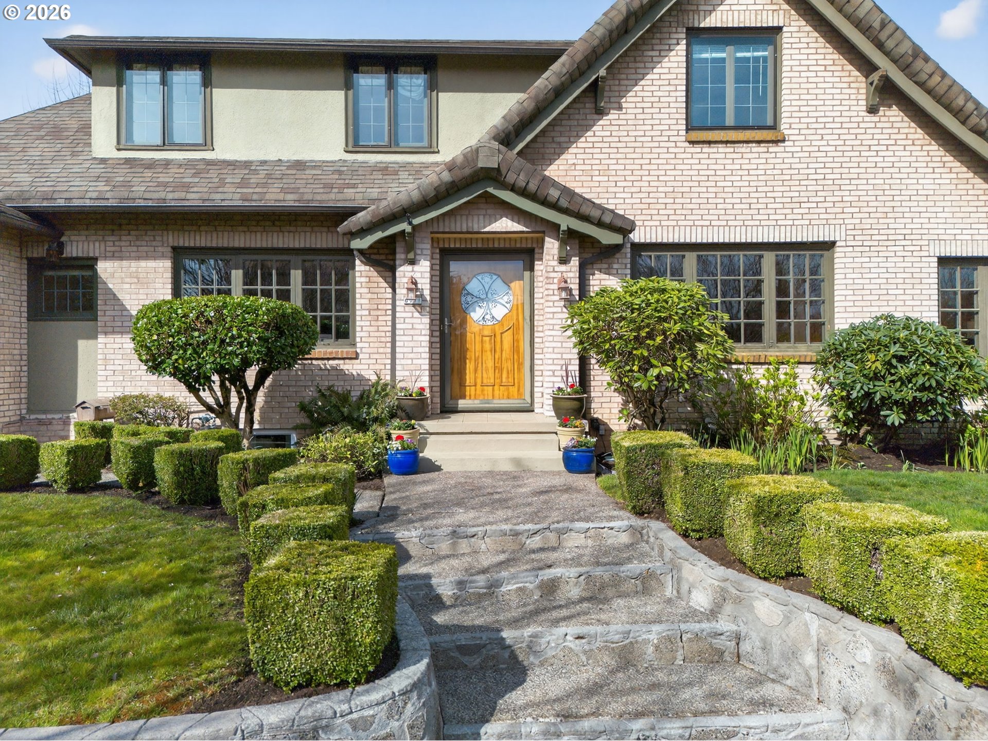 6971 North Vincent Avenue Portland, OR 97217 - Photo 2 of 48 a front view of a house with garden