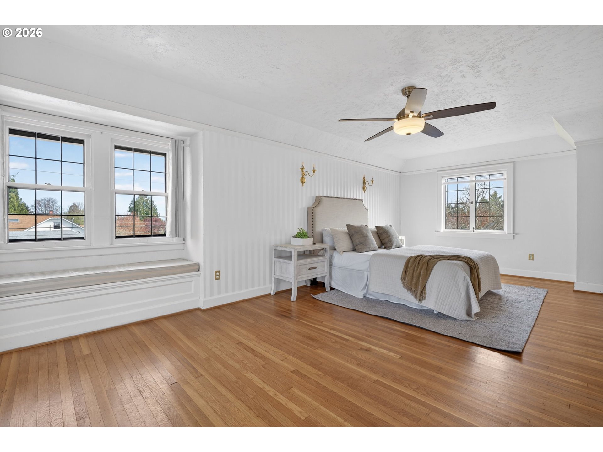 6971 North Vincent Avenue Portland, OR 97217 - Photo 25 of 48 a living room with furniture and a window