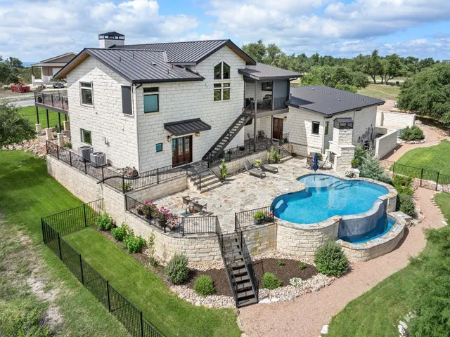 a view of a house with backyard