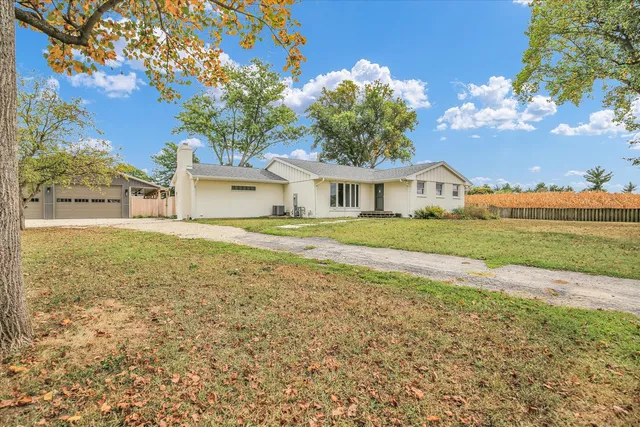 $400,000 | 303 West Evergreen Drive, St. Joseph, IL 61873