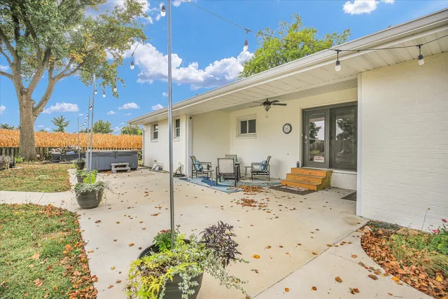 $400,000 | 303 West Evergreen Drive, St. Joseph, IL 61873