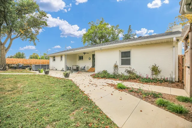 $400,000 | 303 West Evergreen Drive, St. Joseph, IL 61873