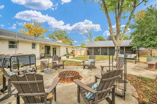 $400,000 | 303 West Evergreen Drive, St. Joseph, IL 61873