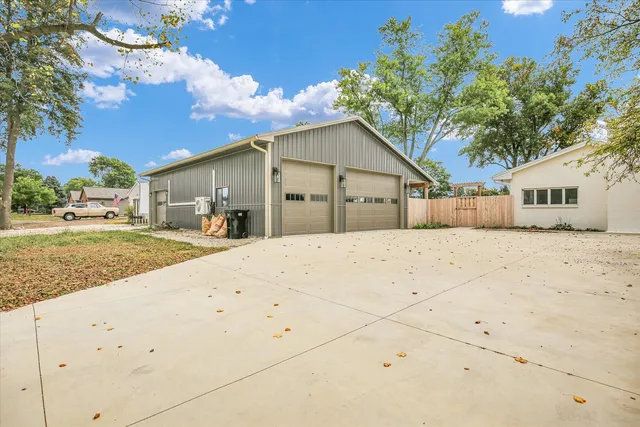 $400,000 | 303 West Evergreen Drive, St. Joseph, IL 61873