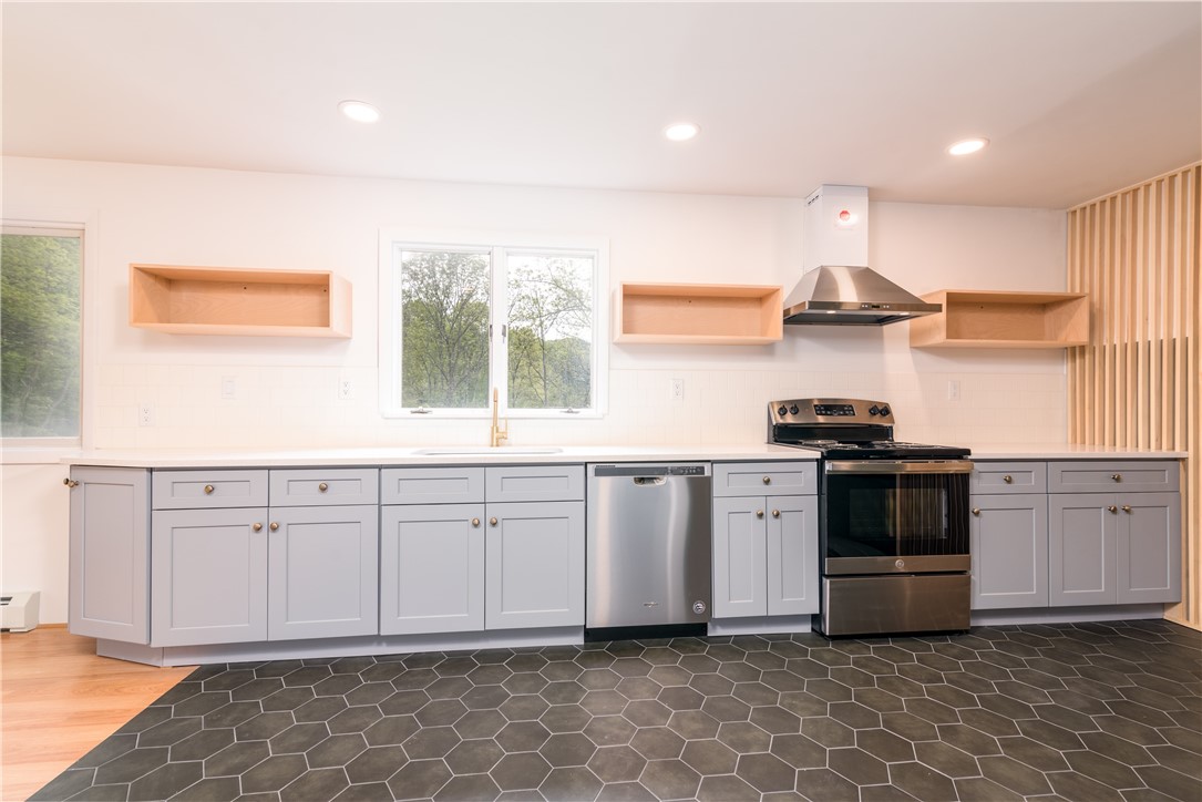 9 Christian Hill Road Westerly, RI 02891 - Photo 4 of 33