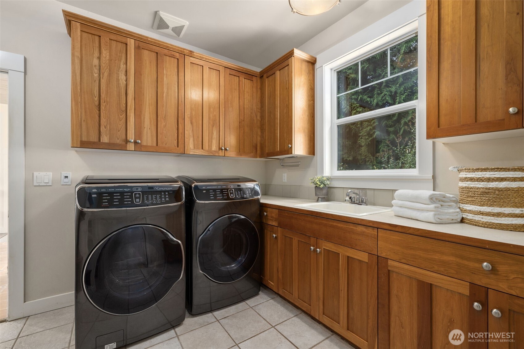 6425 Haley Loop Road Northeast Bainbridge Island, WA 98110 - Photo 23 of 40