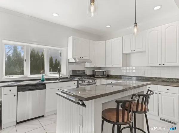 $4,200 | 709 Tunxis Hill Road, Fairfield, CT 06825