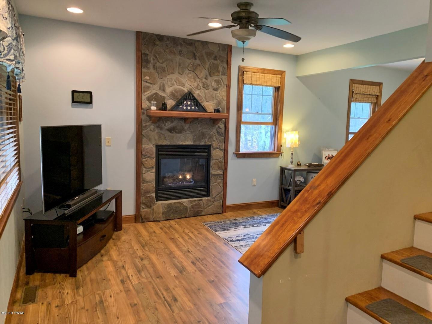 56 Huckleberry Road Newfoundland, PA 18445 - Photo 13 of 55 10-living room