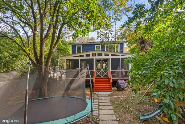 a view of a house with backyard