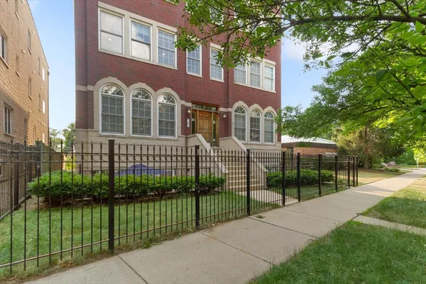 $3,400 | 7028 North Ridge Boulevard, Unit 2S, Chicago, IL 60645