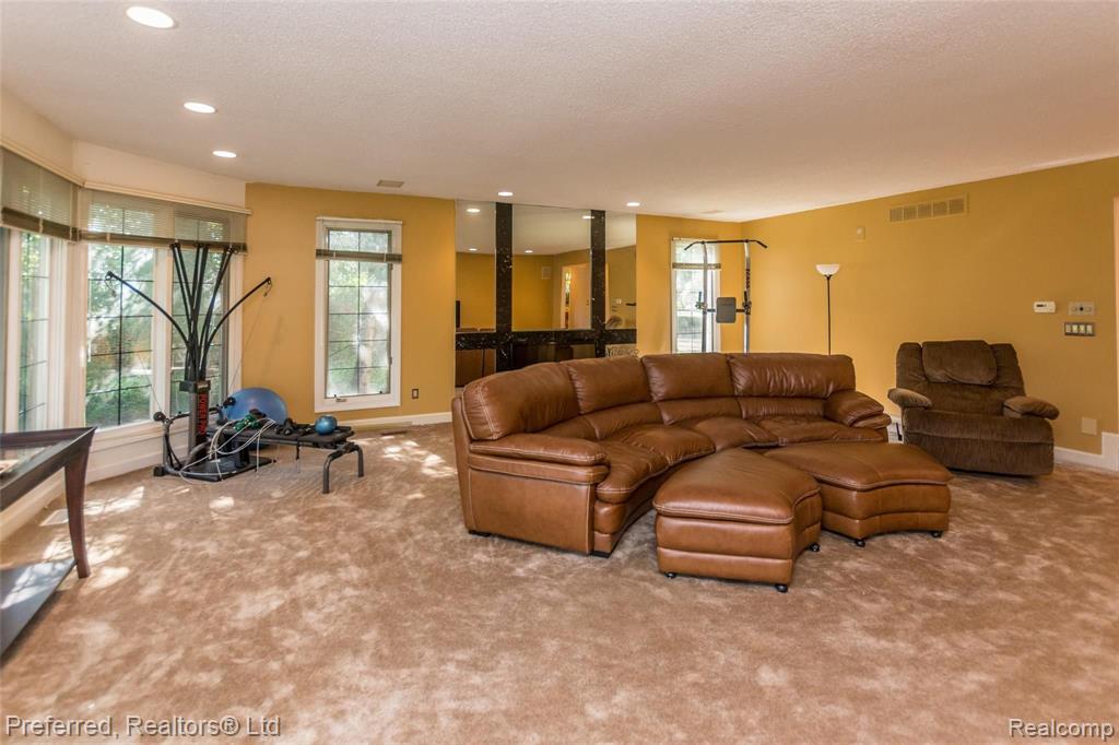 34015 Lyncroft Street Farmington Hills, MI 48331 - Photo 13 of 34
