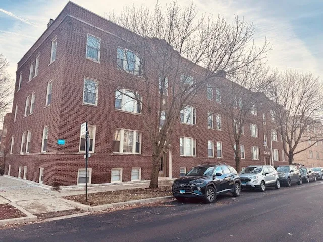 $210,000 | 3039 West Belle Plaine Avenue, Unit GU2, Chicago, IL 60618