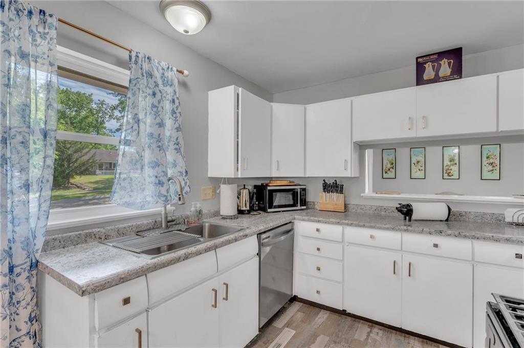 4212 Southwest 28th Terrace Topeka, KS 66614 - Photo 14 of 37