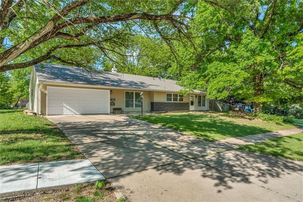 4212 Southwest 28th Terrace Topeka, KS 66614 - Photo 2 of 37