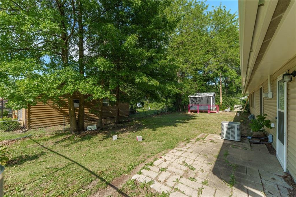 4212 Southwest 28th Terrace Topeka, KS 66614 - Photo 32 of 37