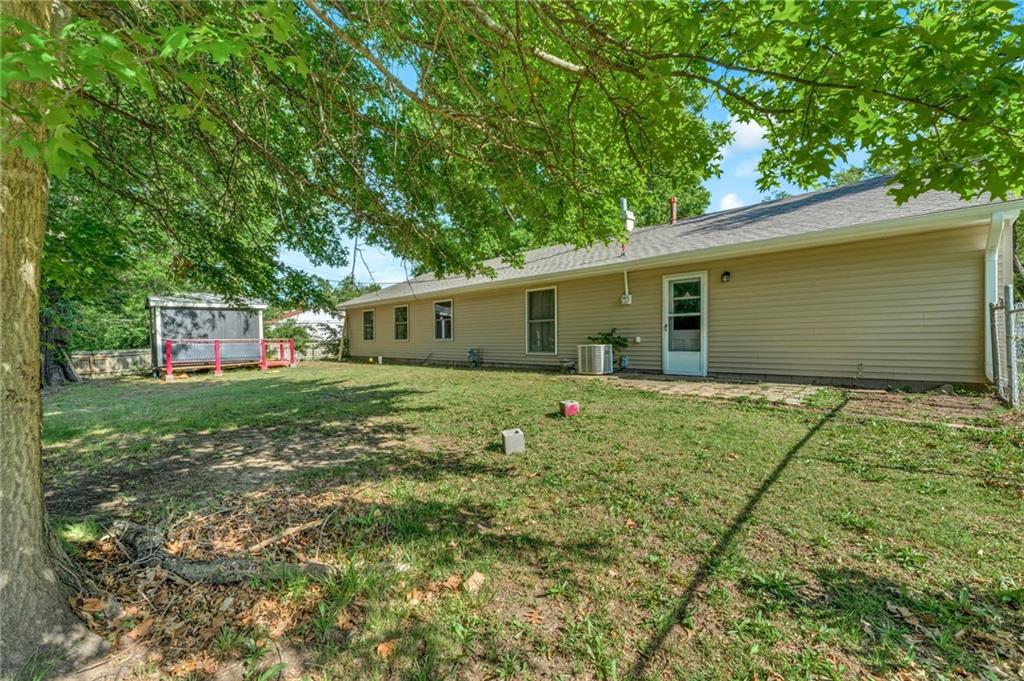 4212 Southwest 28th Terrace Topeka, KS 66614 - Photo 33 of 37