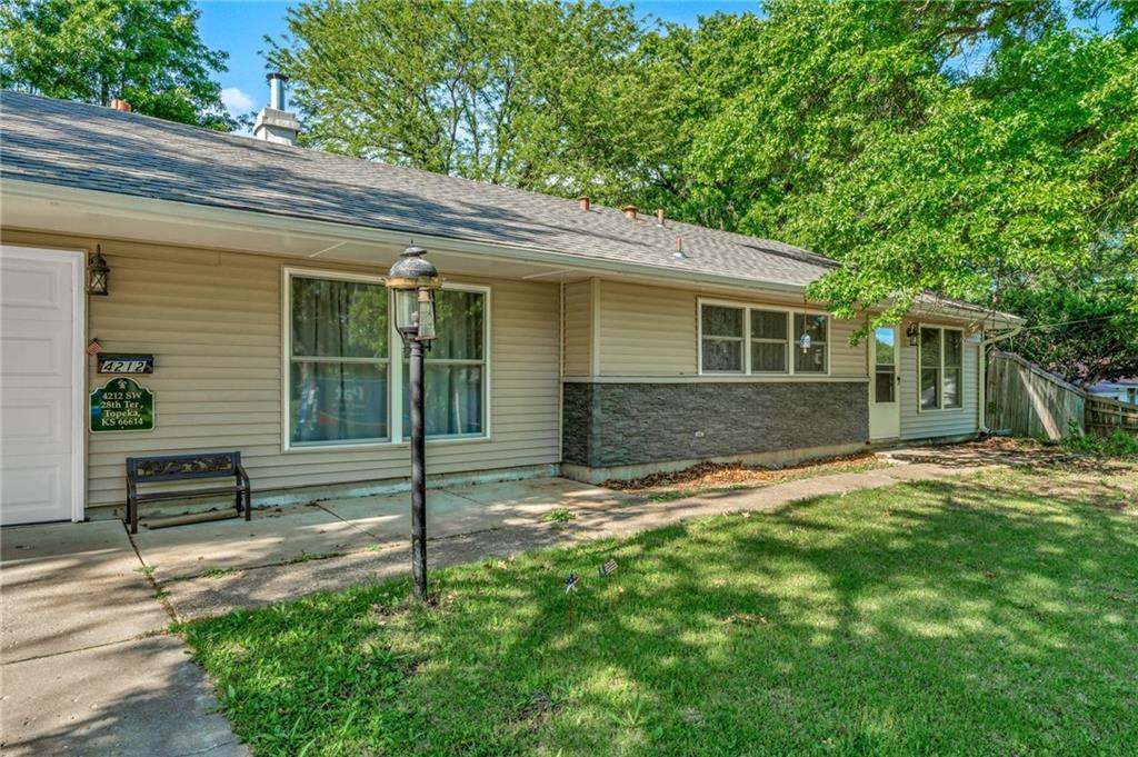 4212 Southwest 28th Terrace Topeka, KS 66614 - Photo 5 of 37