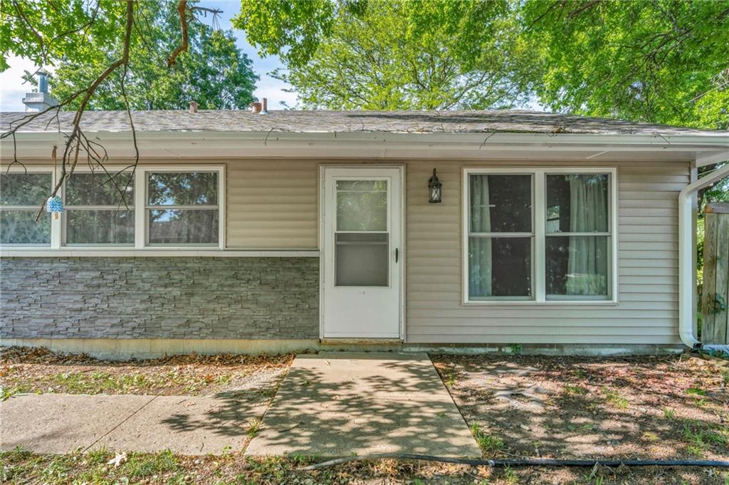 4212 Southwest 28th Terrace Topeka, KS 66614 - Photo 7 of 37