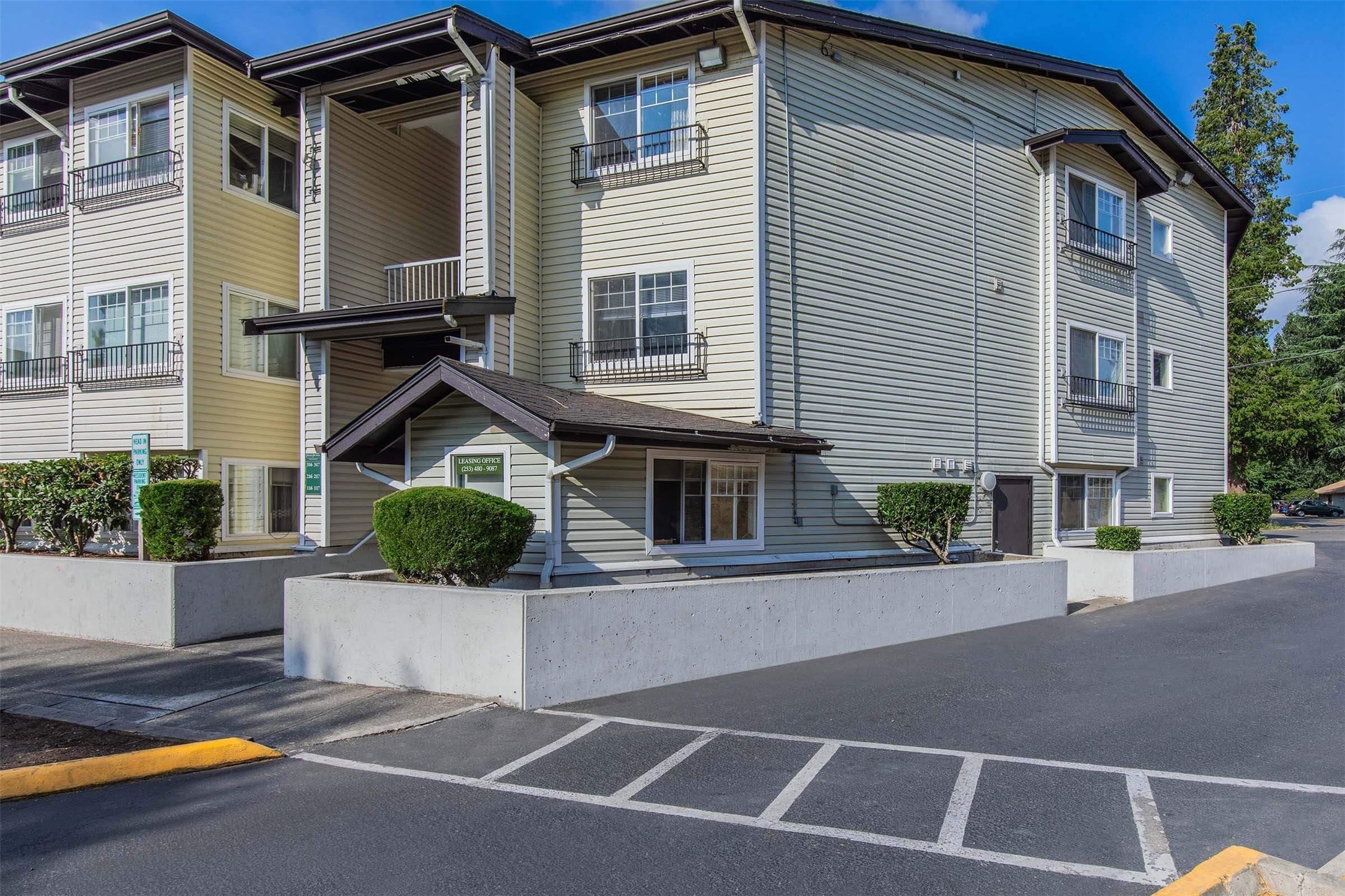 1406 Maple Lane Kent, WA 98030 - Photo 1 of 17 Gallery Image 1