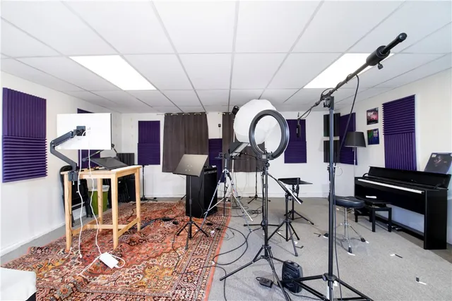 $4,400 | 14650 Valerio Street, Van Nuys, CA 91405