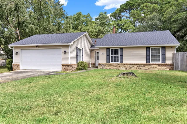 a view of a house with a yard