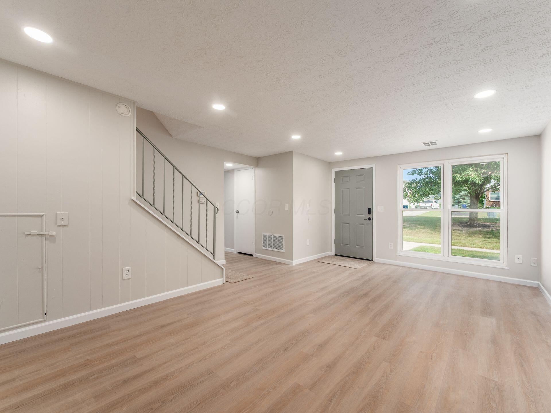 660 Cherry Hollow Road, Unit E Columbus, OH 43228 - Photo 4 of 36 006_ Rd Columbus OH 43228 USA