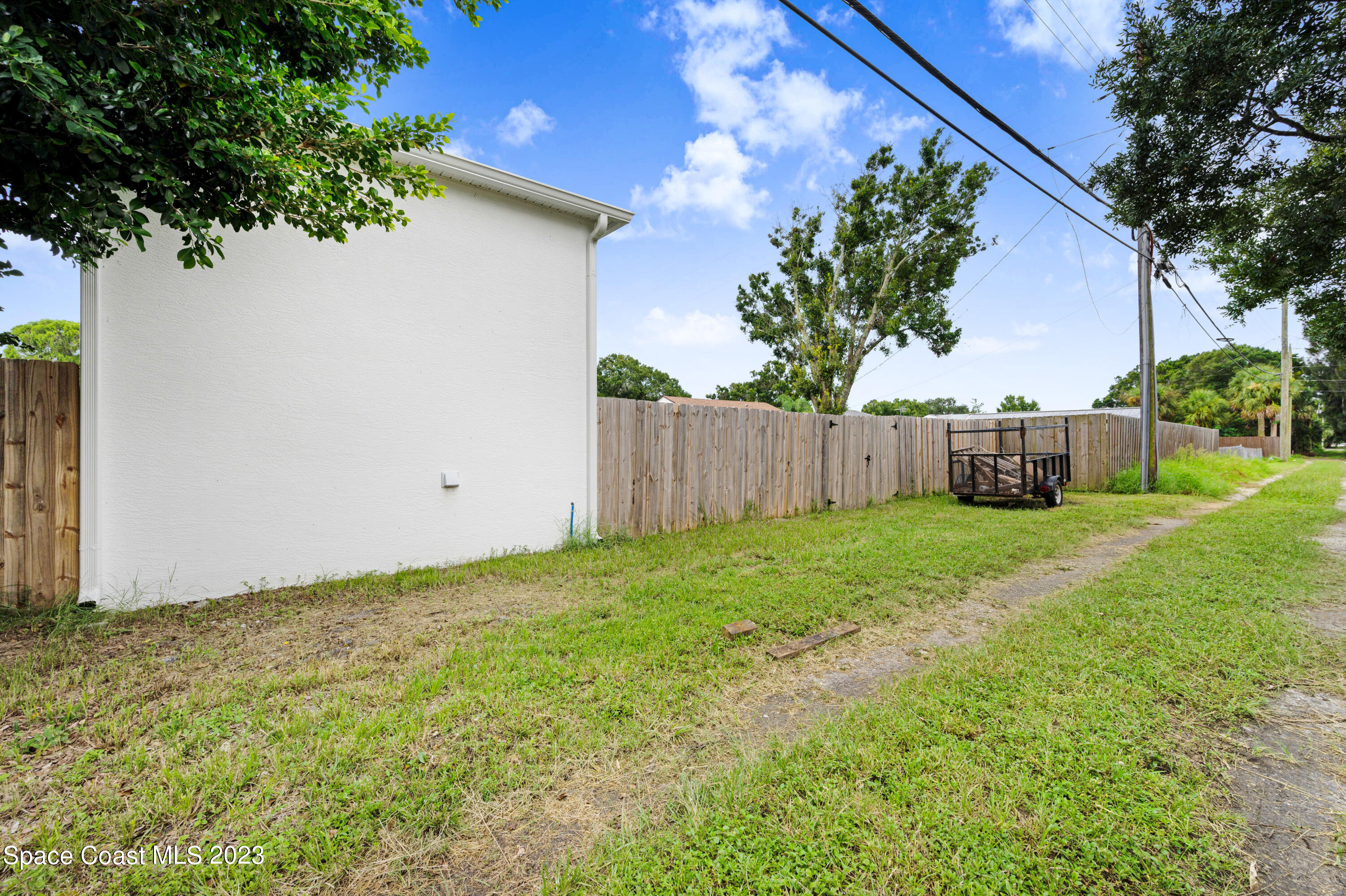 1720 Elizabeth Street Melbourne, FL 32901 - Photo 28 of 33 a backyard of a house with lots of green space