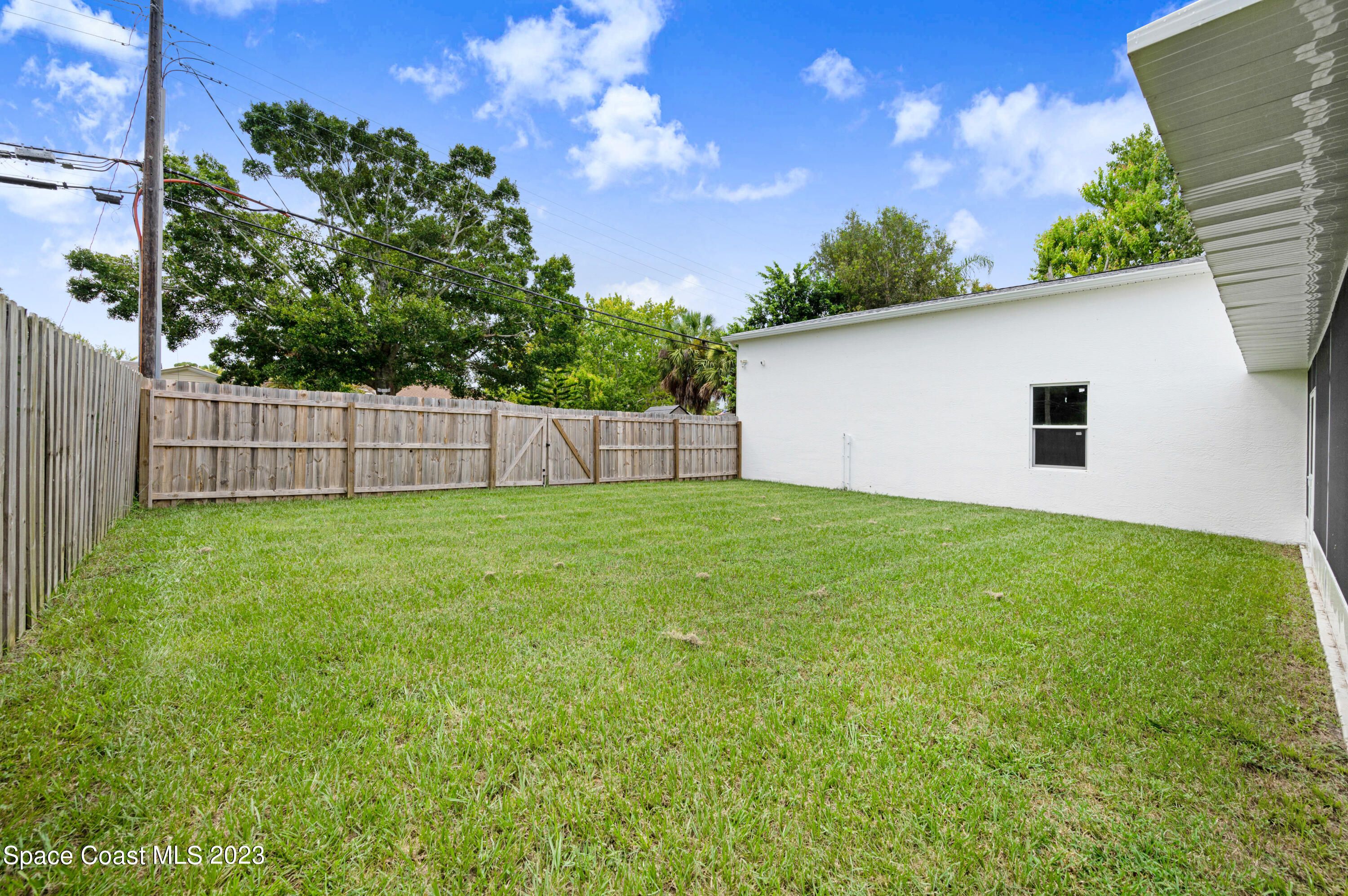 1720 Elizabeth Street Melbourne, FL 32901 - Photo 30 of 33 a view of a backyard with a garden