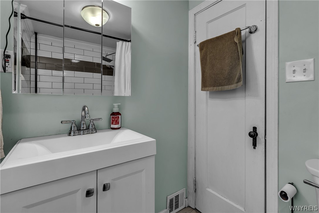 4173 Harlem Road Amherst, NY 14226 - Photo 42 of 49 Full Bathroom