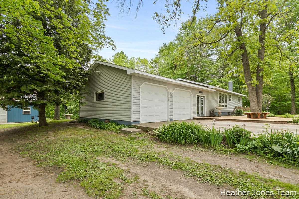5662 Dumon Road Belding, MI 48809 - Photo 3 of 36 IMG_1002