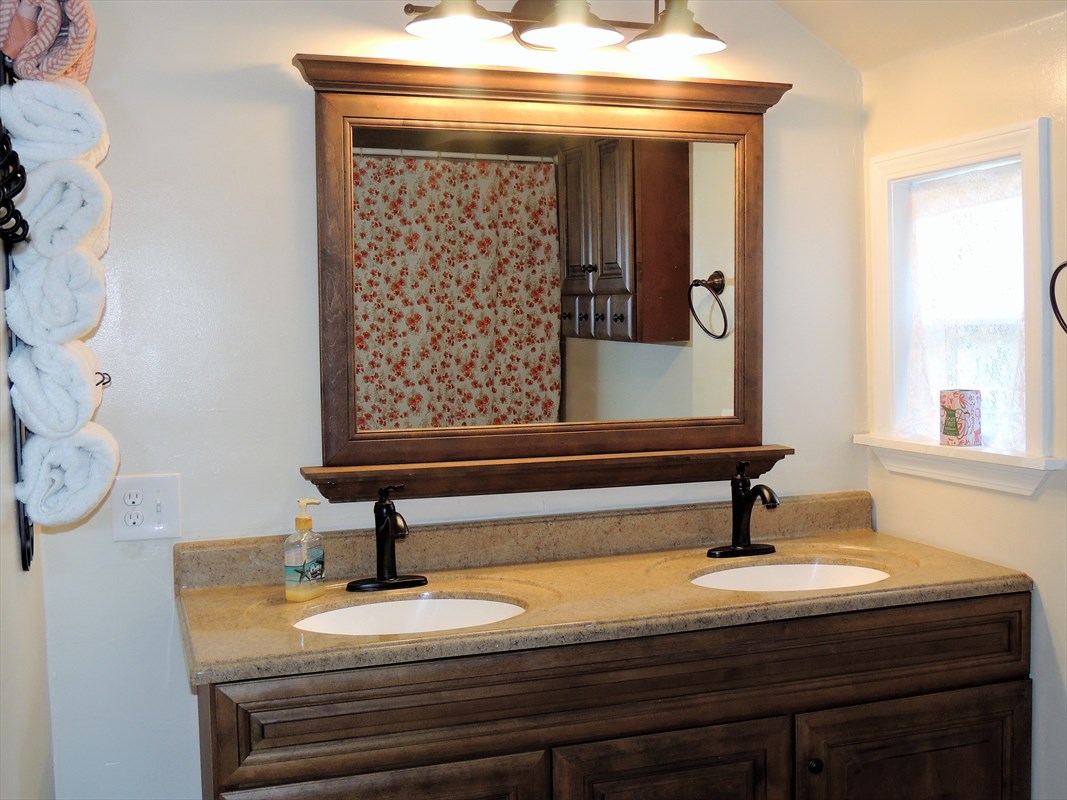 81-1073 Captain Cook Road, Unit A Captain Cook, HI 96704 - Photo 9 of 25 a bathroom with a sink and a mirror