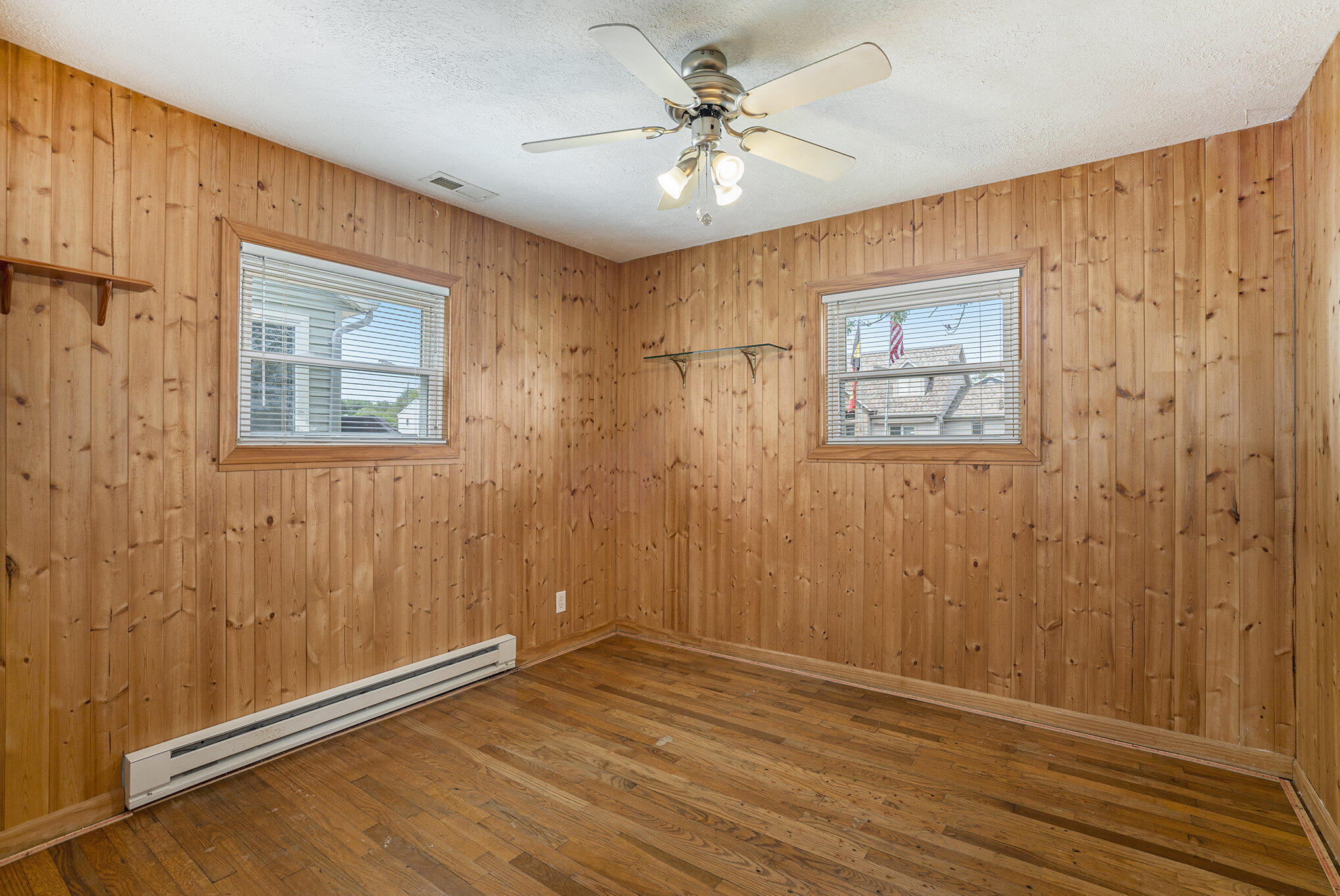 8056 East North Road Syracuse, IN 46567 - Photo 16 of 38 2038x1363