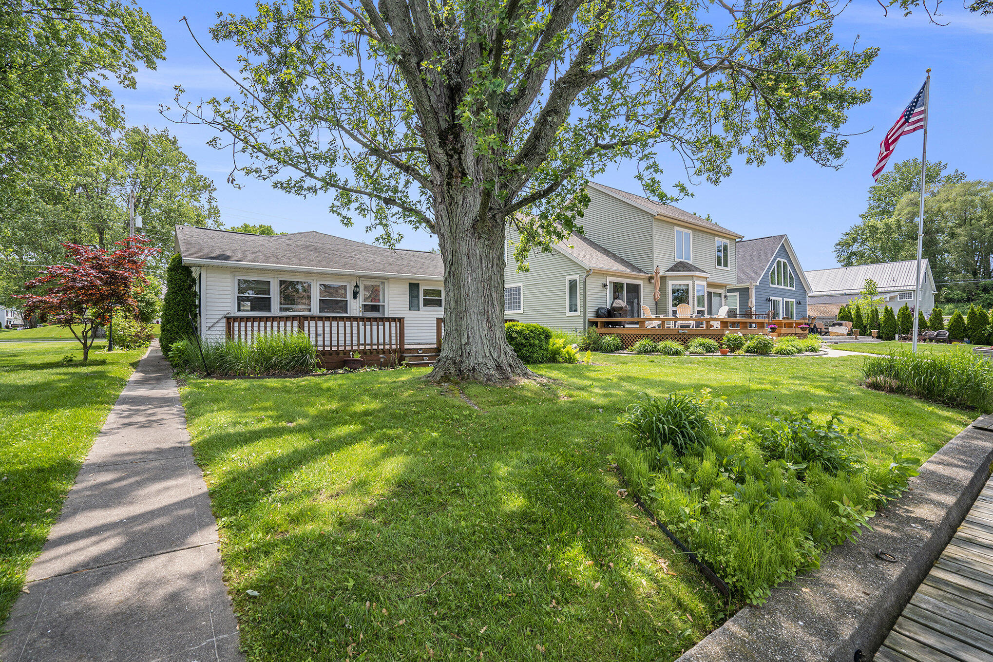 8056 East North Road Syracuse, IN 46567 - Photo 25 of 38 2038x1359