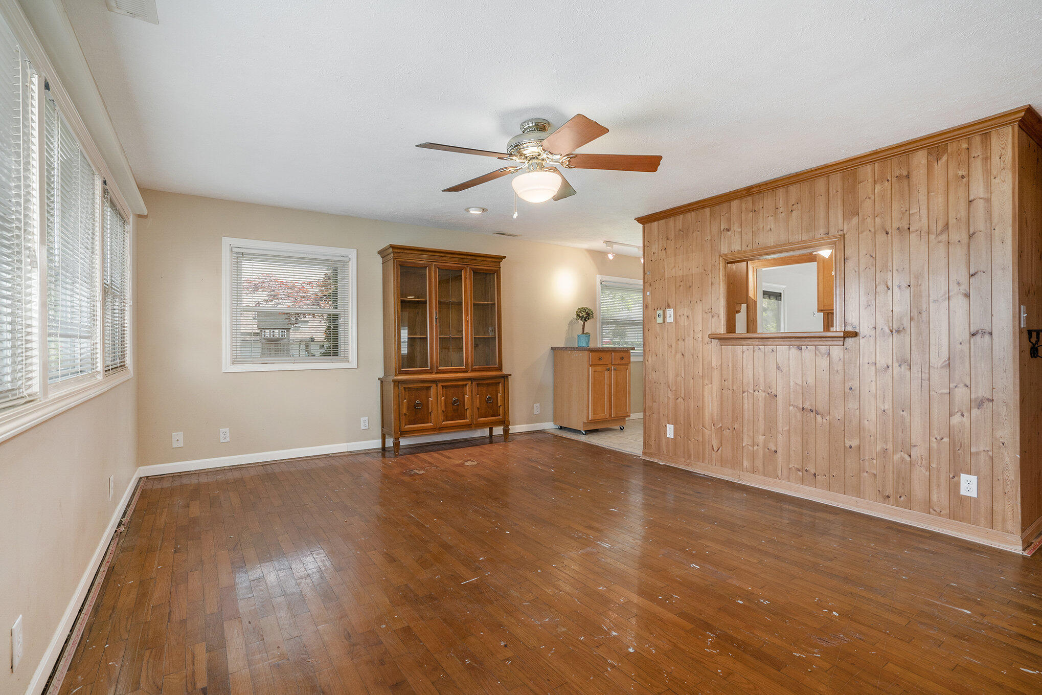 8056 East North Road Syracuse, IN 46567 - Photo 3 of 38 2038x1359