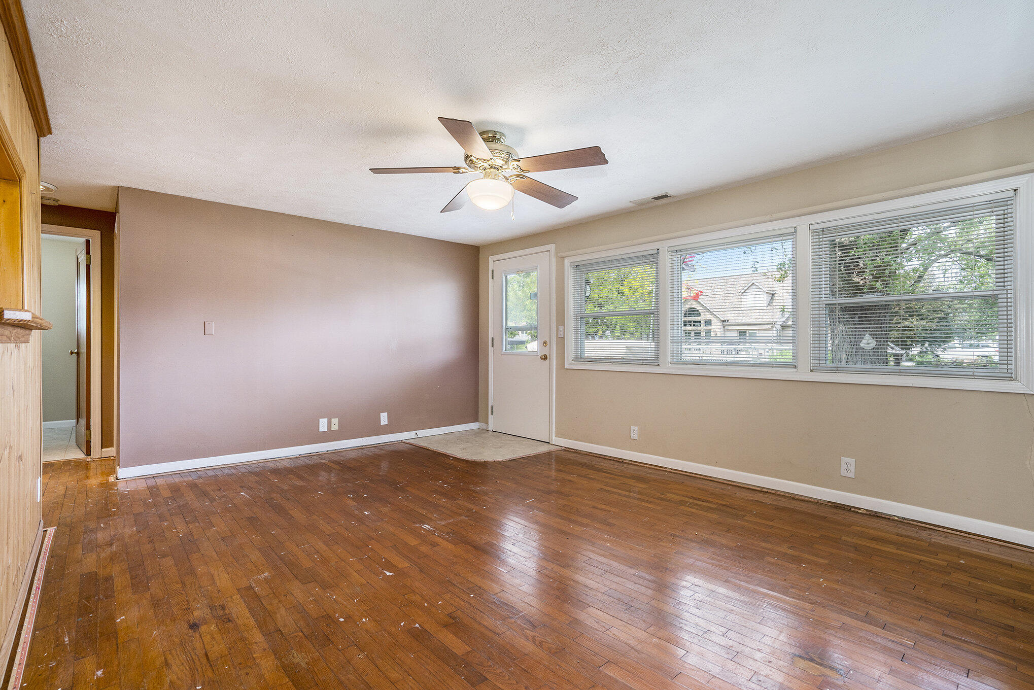 8056 East North Road Syracuse, IN 46567 - Photo 4 of 38 2038x1360