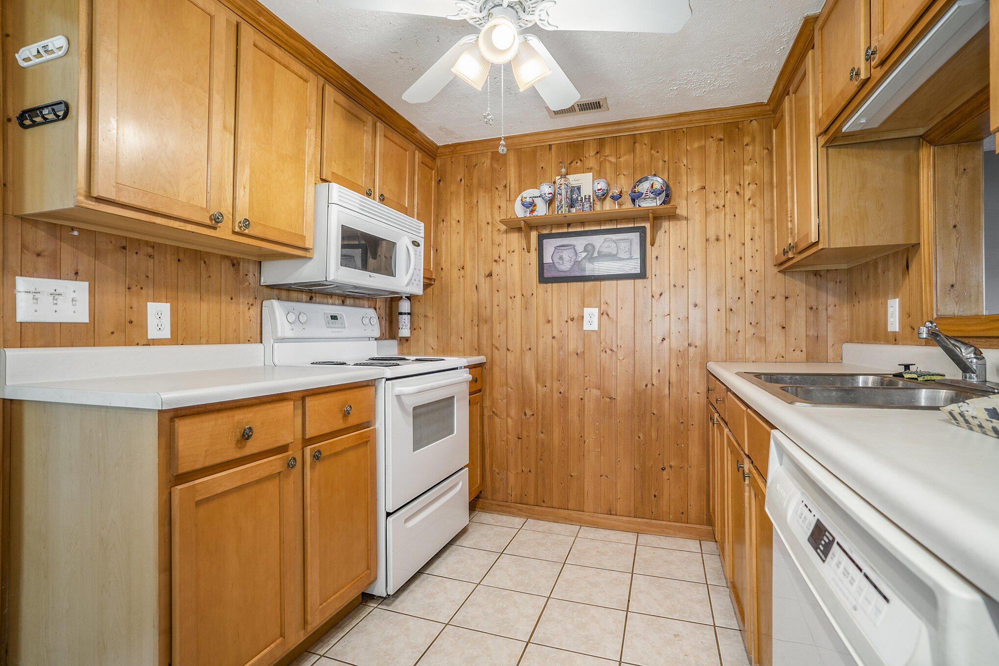 8056 East North Road Syracuse, IN 46567 - Photo 6 of 38 2038x1360