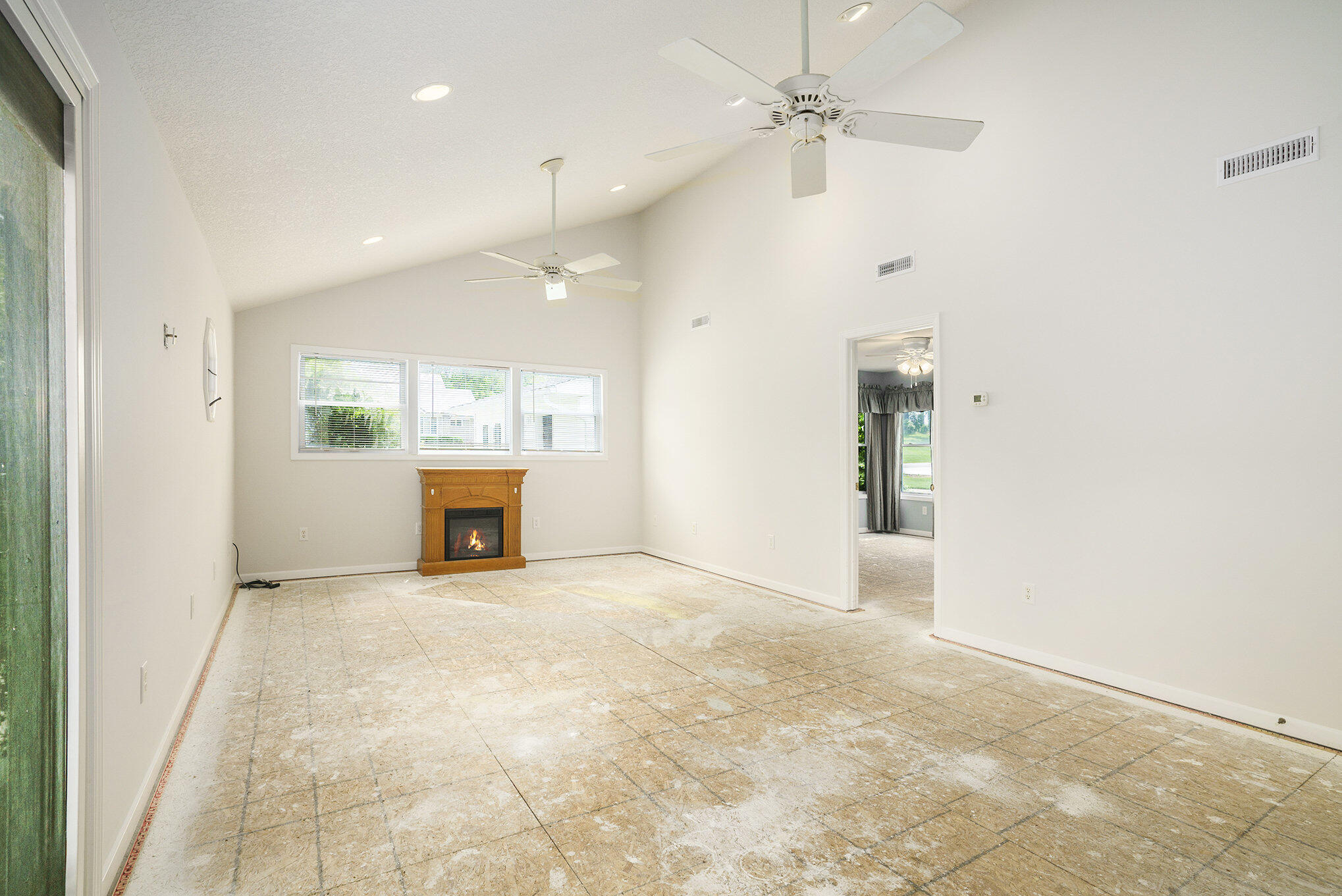 8056 East North Road Syracuse, IN 46567 - Photo 8 of 38 2038x1361
