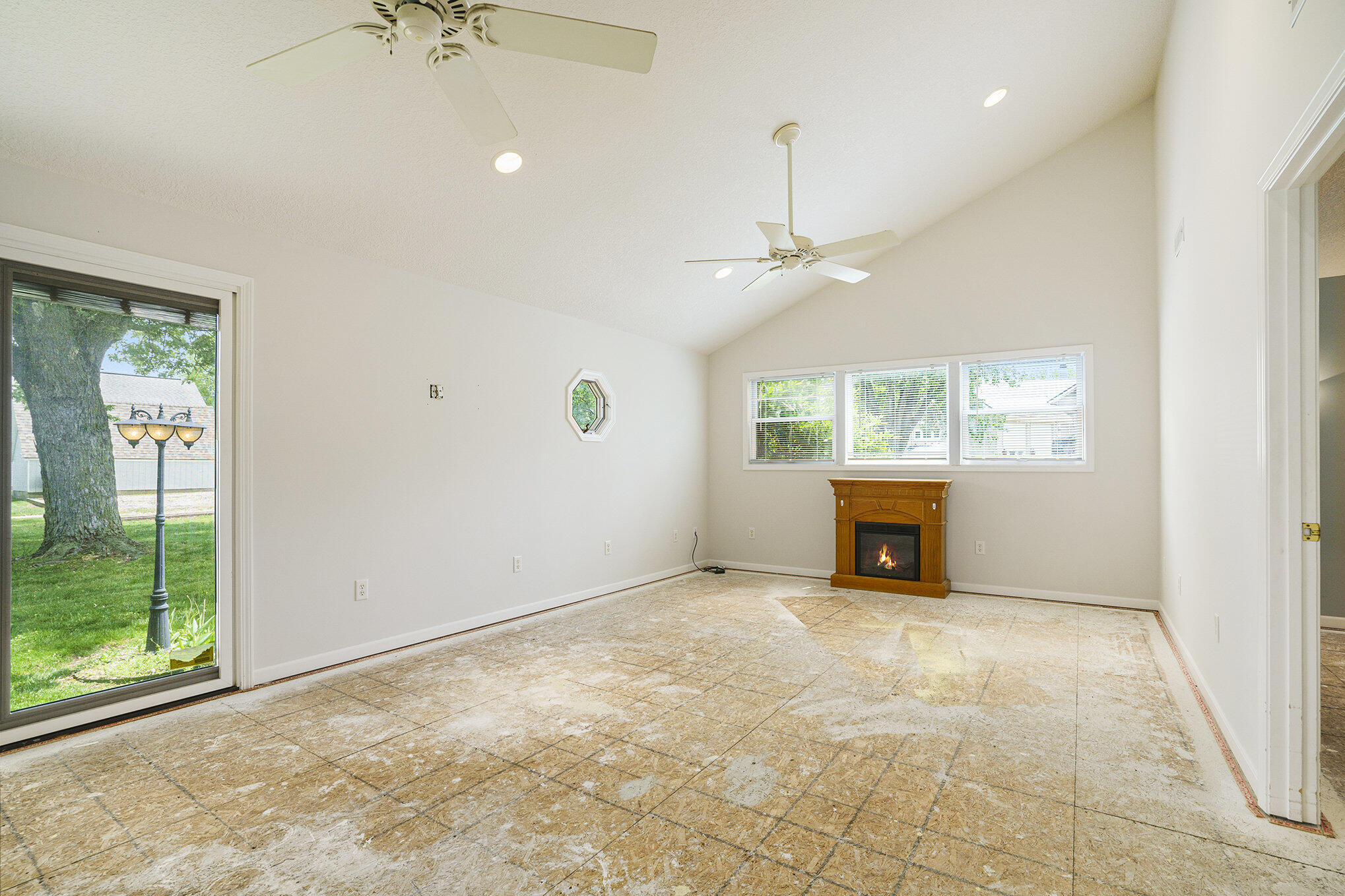 8056 East North Road Syracuse, IN 46567 - Photo 9 of 38 2038x1359