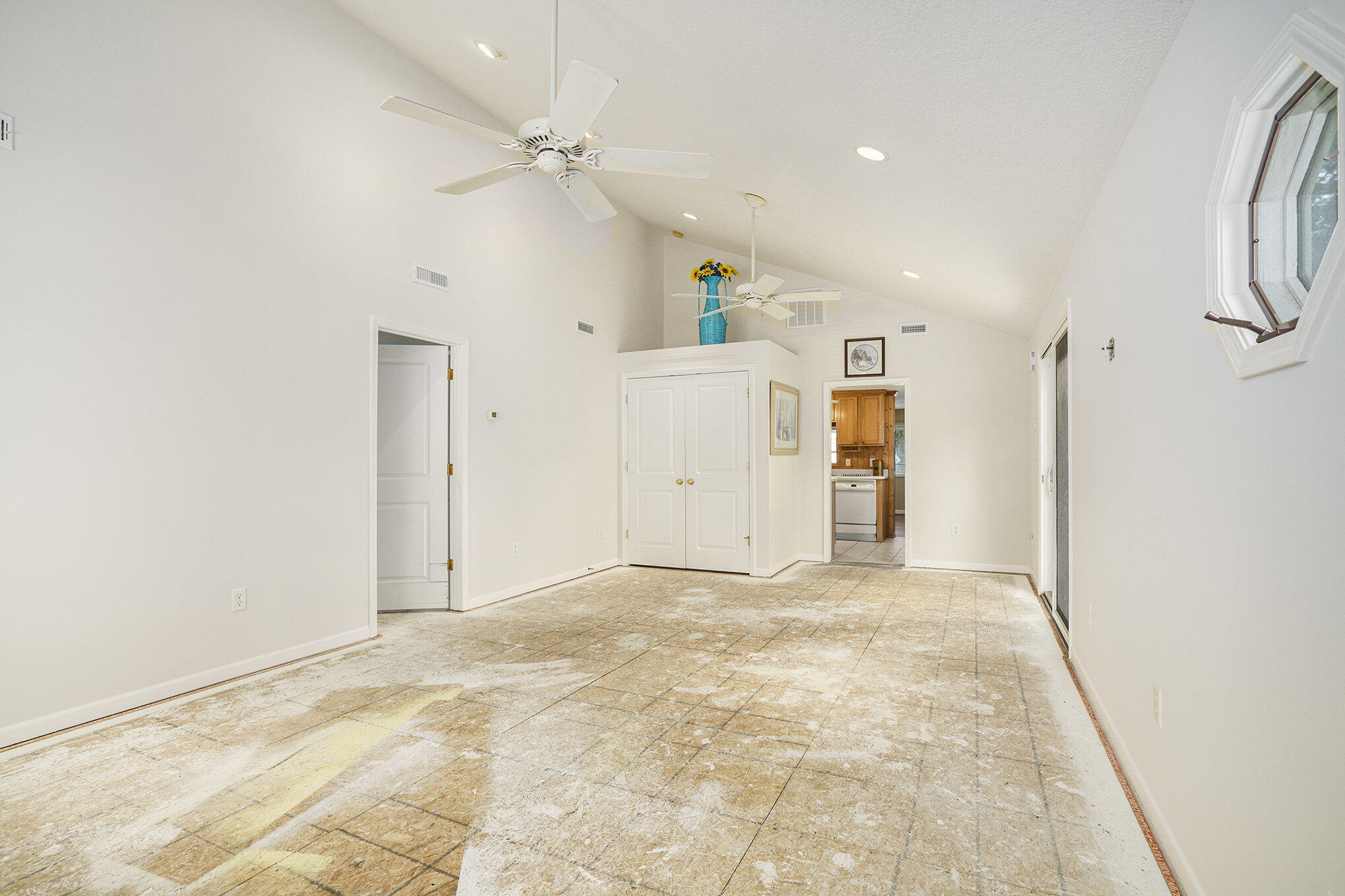8056 East North Road Syracuse, IN 46567 - Photo 10 of 38 2038x1359